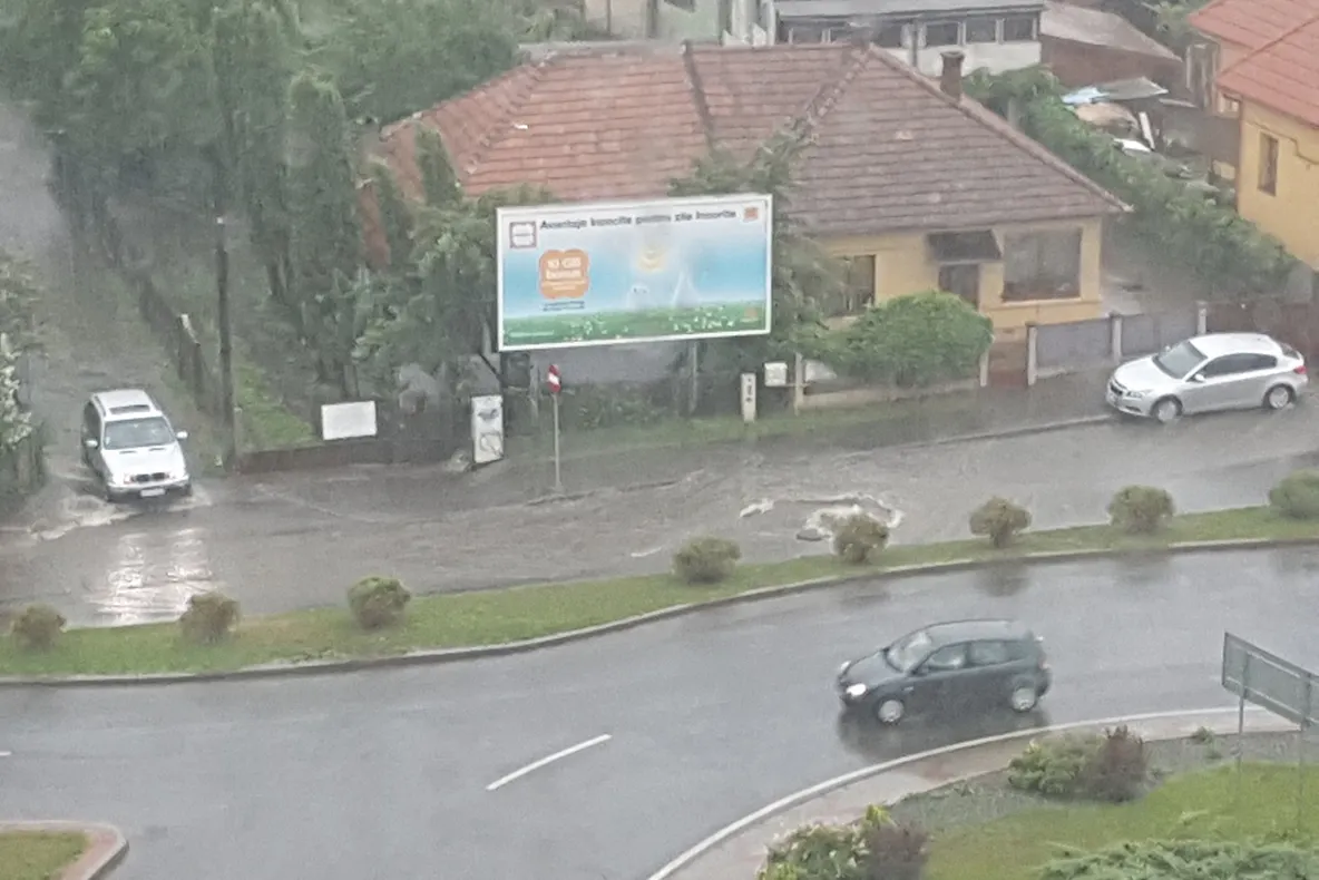 FOTO/VIDEO| 30 de minute de furtună au provocat haos pe străzile din Cluj-Napoca
