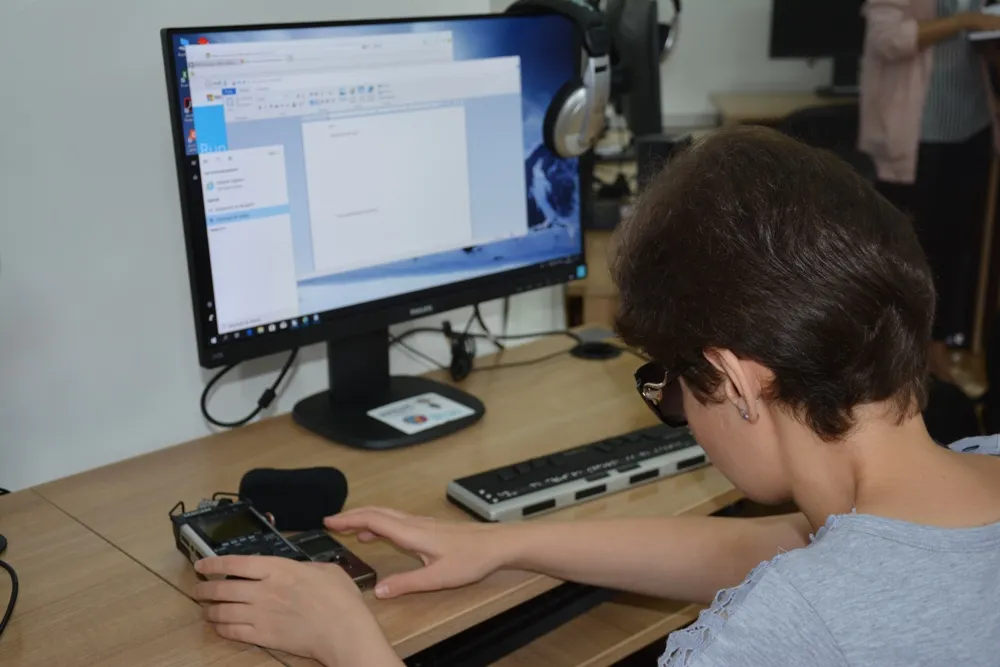 FOTO | Laborator de informatică cu dotări unice la nivel naţional, inaugurat la Liceul pentru Deficienţi de Vedere din Cluj – Napoca
