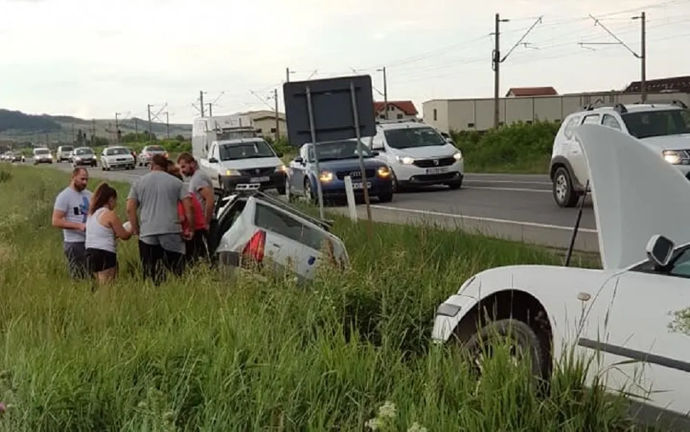 FOTO | Accident în Apahida! Două maşini au "zburat" în şanţ