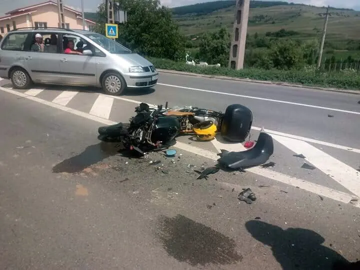 FOTO | Motociclist lovit de o maşină în Vâlcele! Acesta a ajuns la spital