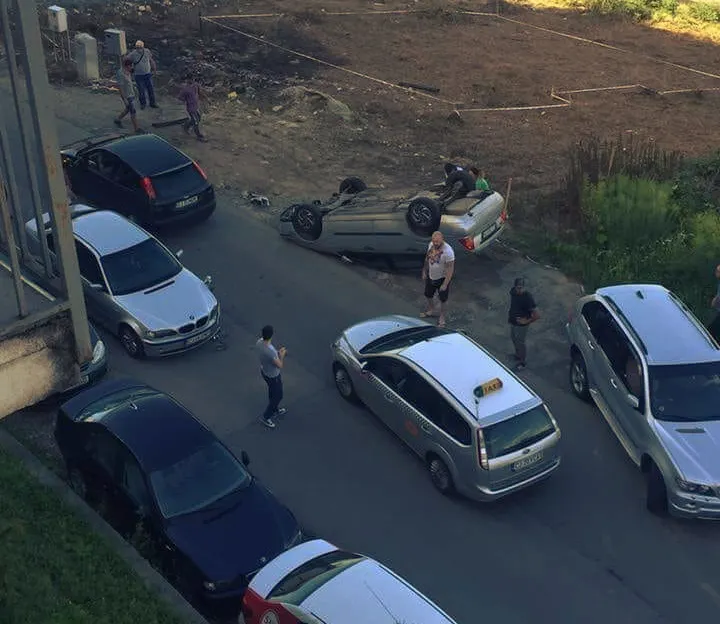 FOTO | O şoferiţă s-a răsturnat cu maşina pe o stradă din Cluj! Aceasta butona telefonul în timp ce conducea