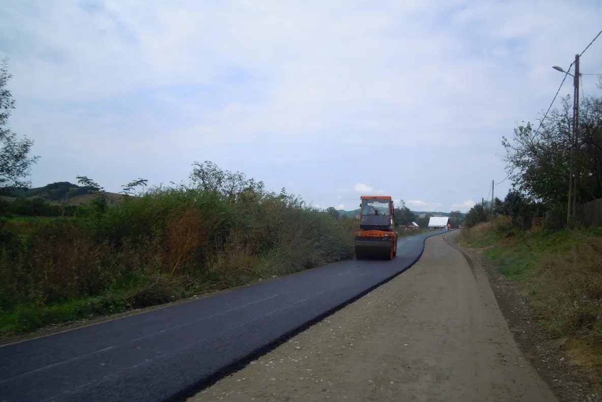 FOTO | A început asfaltarea pe drumul județean 161 Dăbâca – Pâglişa – Dârja – Panticeu