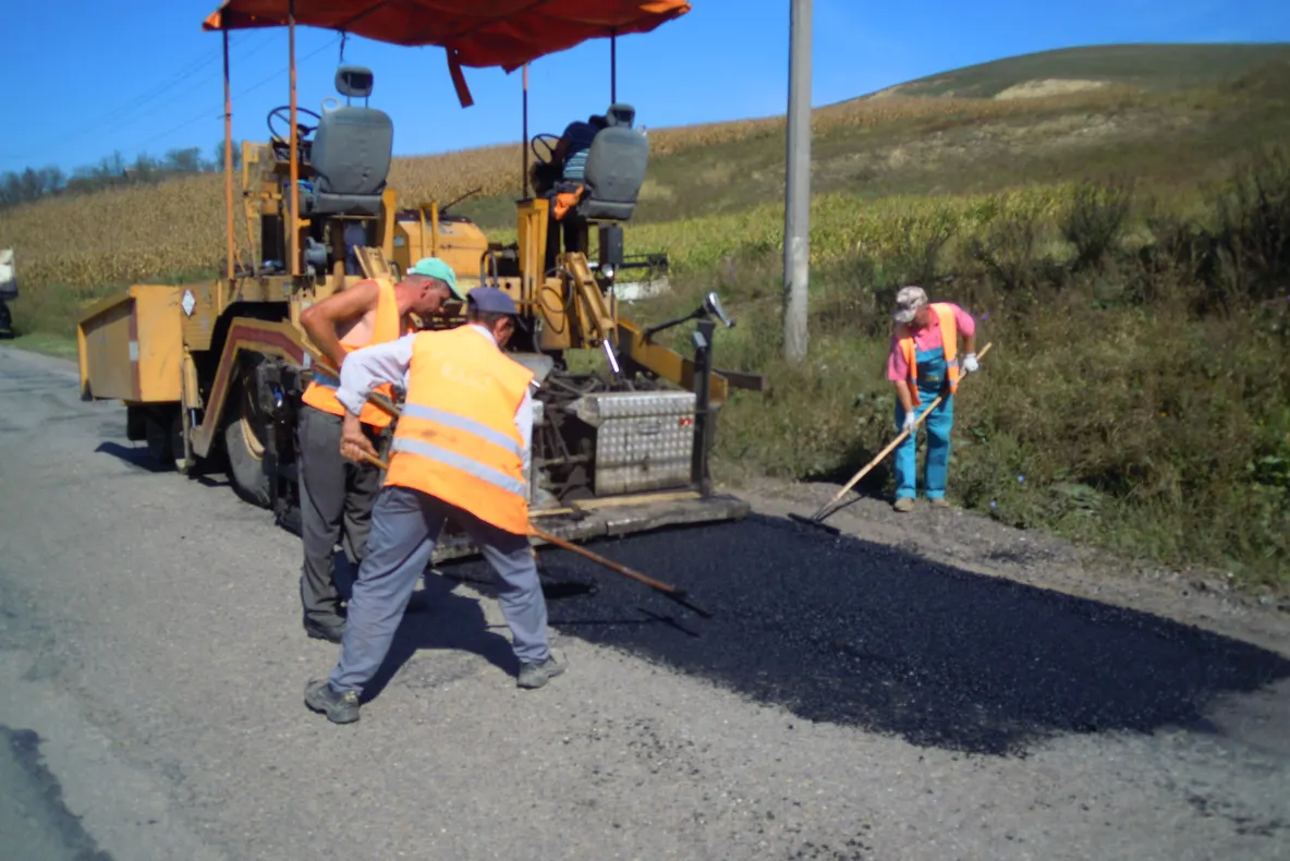 FOTO | Lucrări de întreţinere pe drumul județean Cămărașu – Hodaie – Geaca