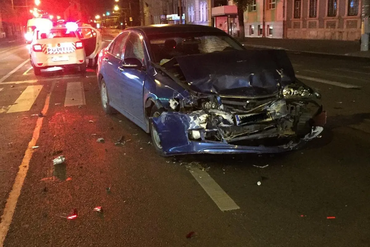 FOTO | Accident cu două maşini în Cluj! Un bărbat a fost rănit