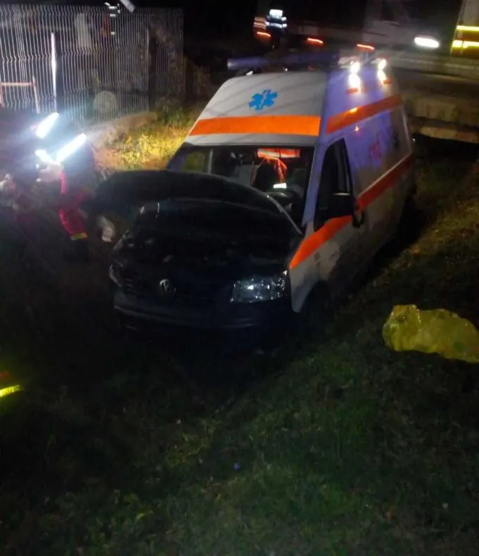 FOTO | Ambulanţă implicată într-un accident grav în apropiere de Dej! O persoană a decedat, alta a fost rănită