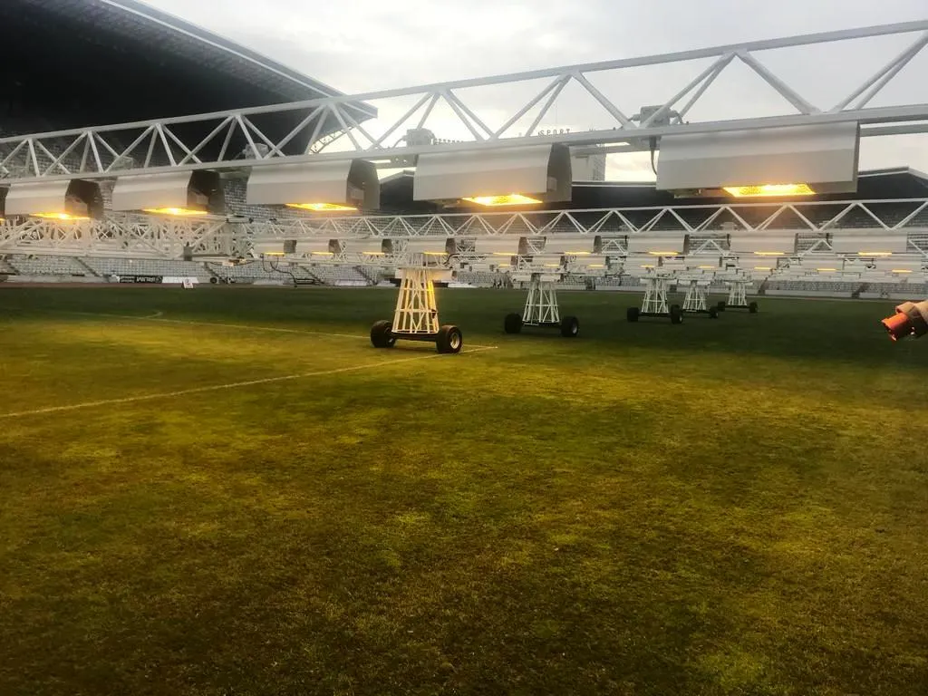 FOTO | Instalație performantă de refacere a gazonului de pe Cluj Arena