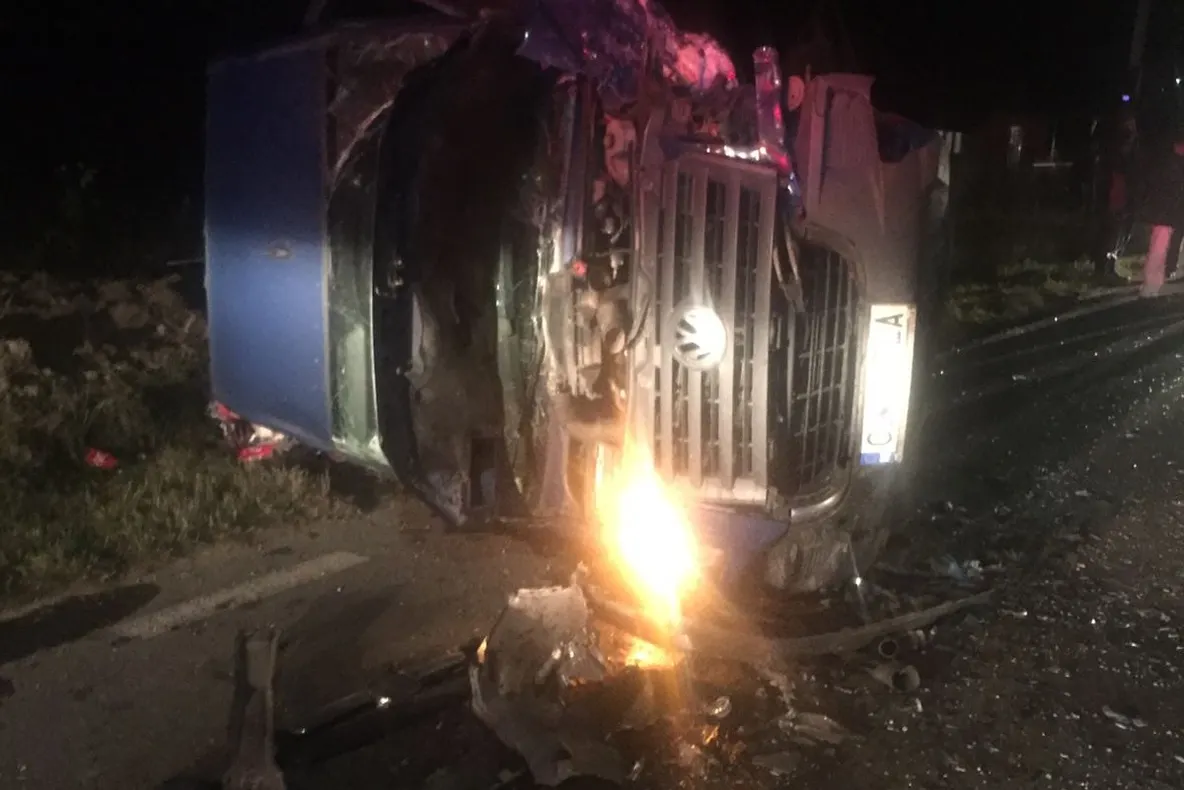 FOTO | Accident în Rugăşeşti provocat de un şofer beat! O dubă s-a răsturnat pe şosea