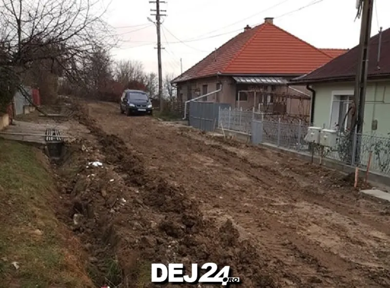 FOTO | Străzi ca după bombardament în Dej! Iarna bate la ușă, iar muncitorii s-au apucat de lucru