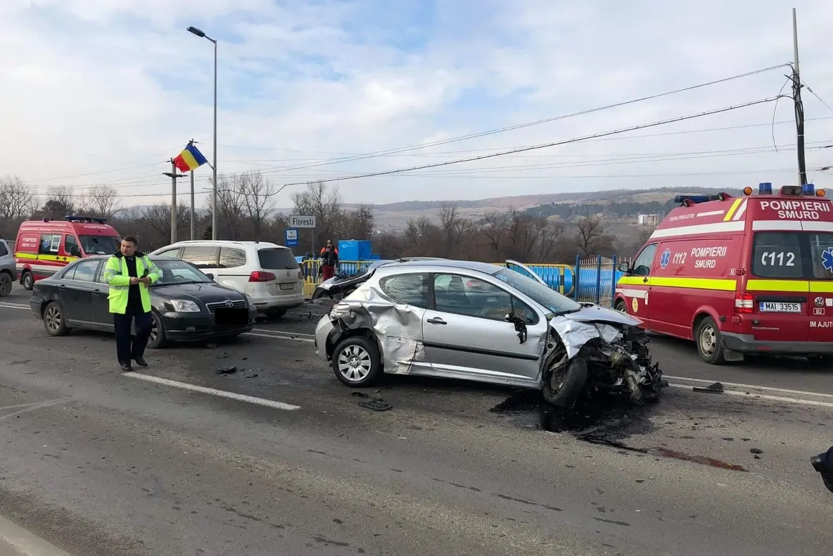 FOTO | Accident în lanţ, cu şase maşini, în Floreşti! Circulaţia a fost paralizată