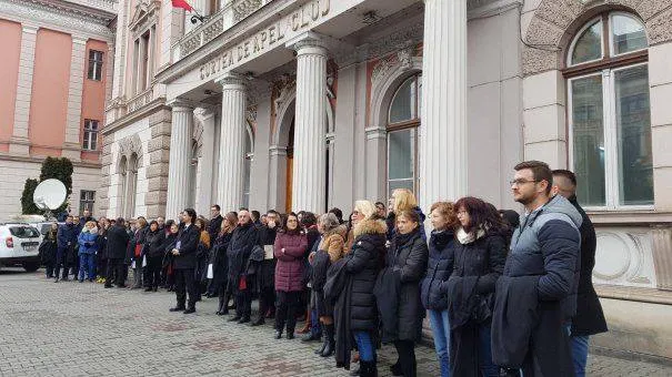 VIDEO| Zeci de magistrații clujeni, în stradă pentru a susține independența justiției