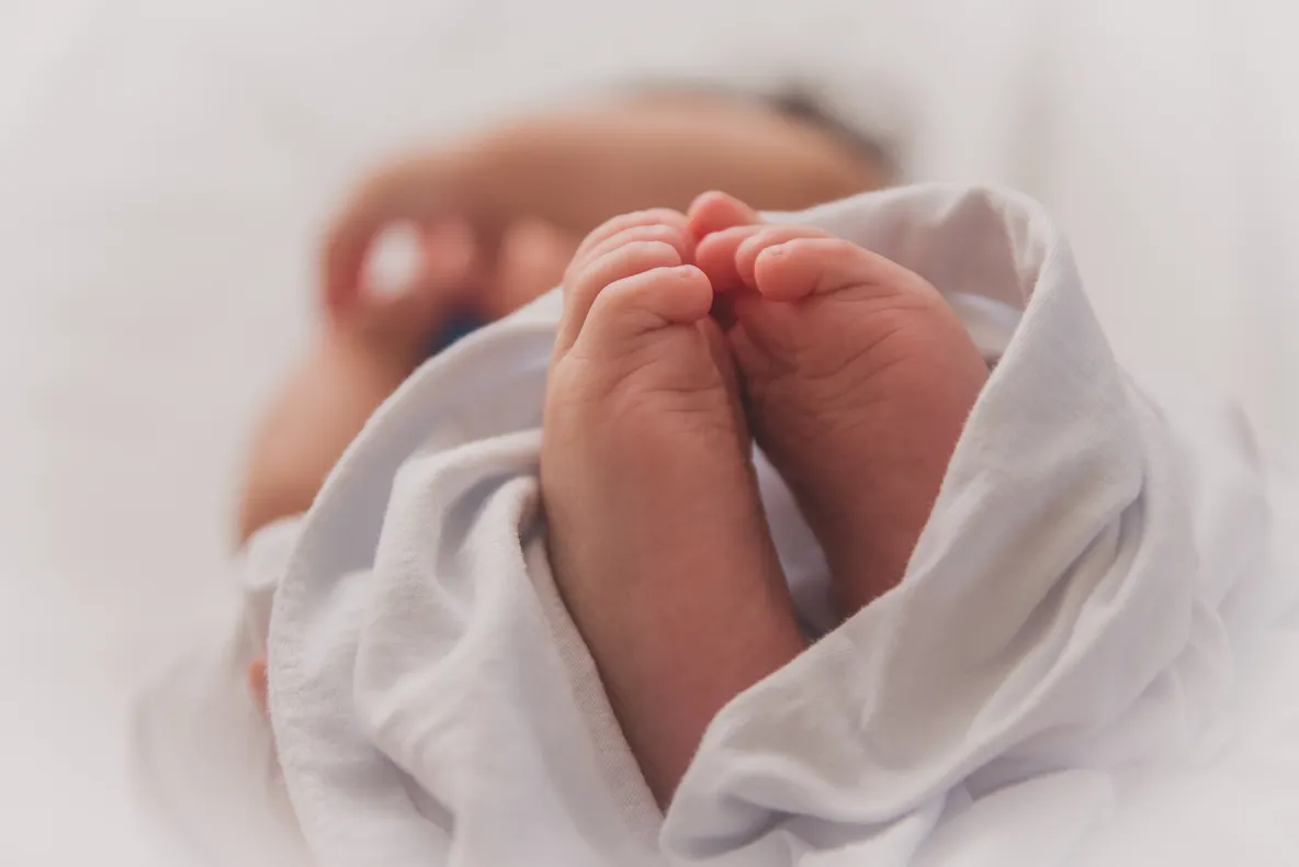 Caz şocant: o tânără a vrut să-şi vândă bebeluşul unui bărbat din Cluj cu 15.000 de lei