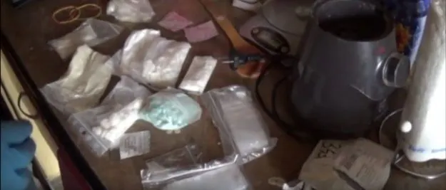 Bărbat prins pe stradă cu 5 pliculeţe cu droguri la el