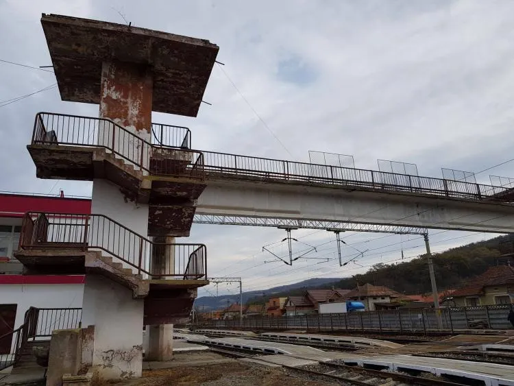 CFR SA va reabilita pasarela pietonală din Gara Gherla