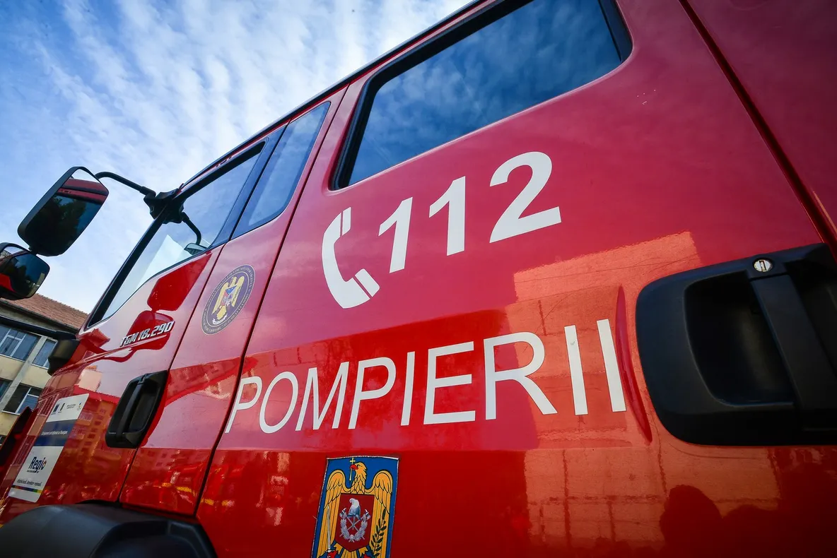 Incendiu într-un bloc din Cluj! O mamă și copilul ei, salvați de tată și de vecini
