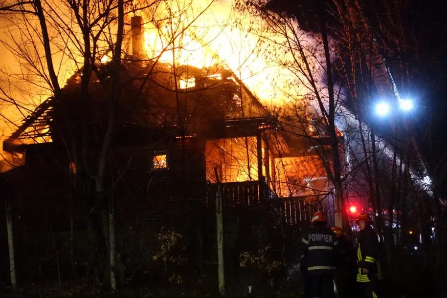VIDEO | Incendiu violent la Muzeul Etnografic din Cluj! Pompierii au luptat peste trei ore cu flăcările