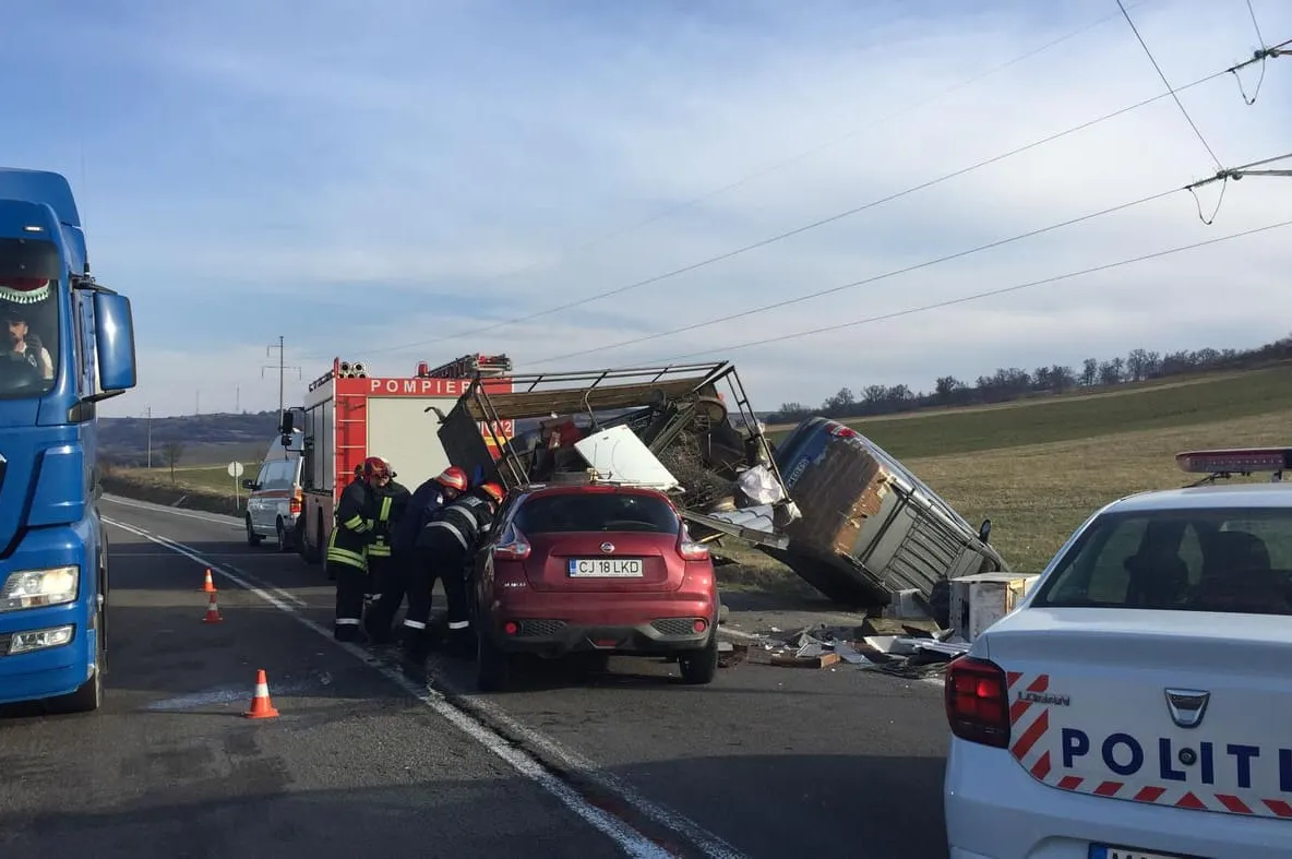 FOTO | Accident cu două maşini la ieşire din Izvoru Crişului! O persoană a fost rănită