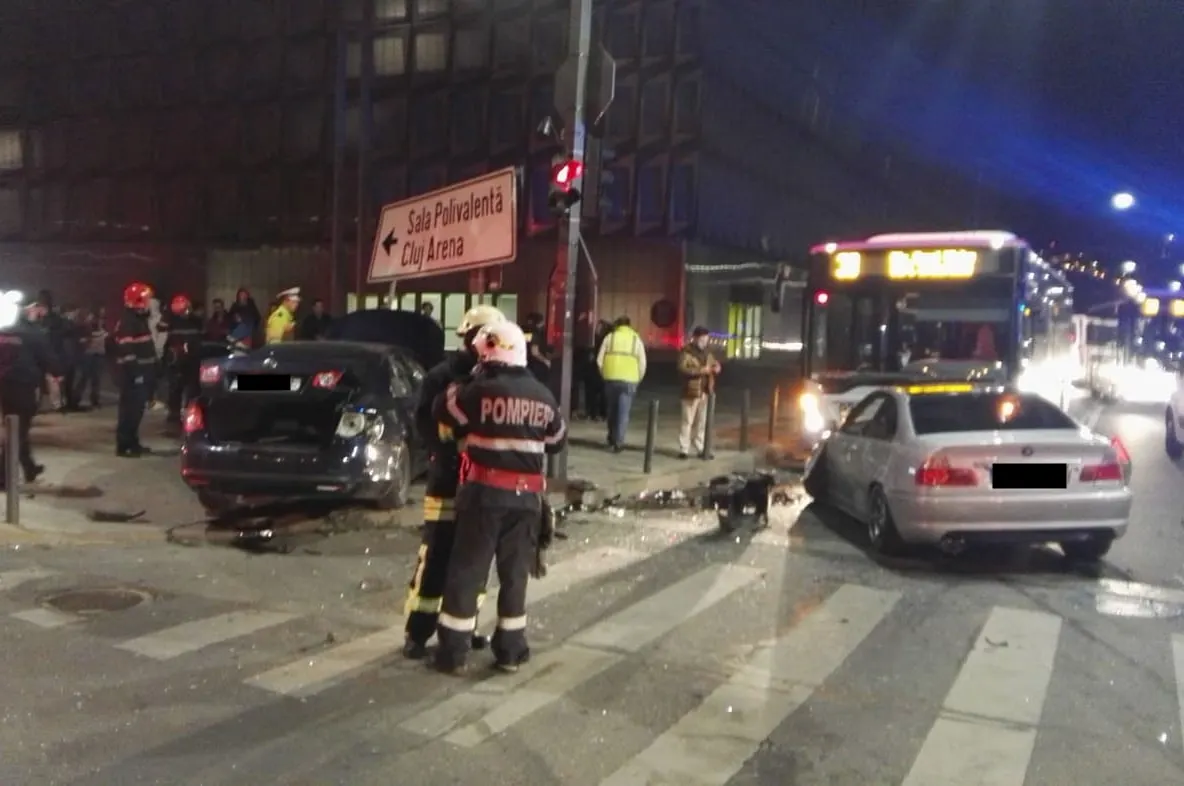 FOTO | Grav accident în Cluj! Trei pietoni răniţi după impactul dintre trei maşini