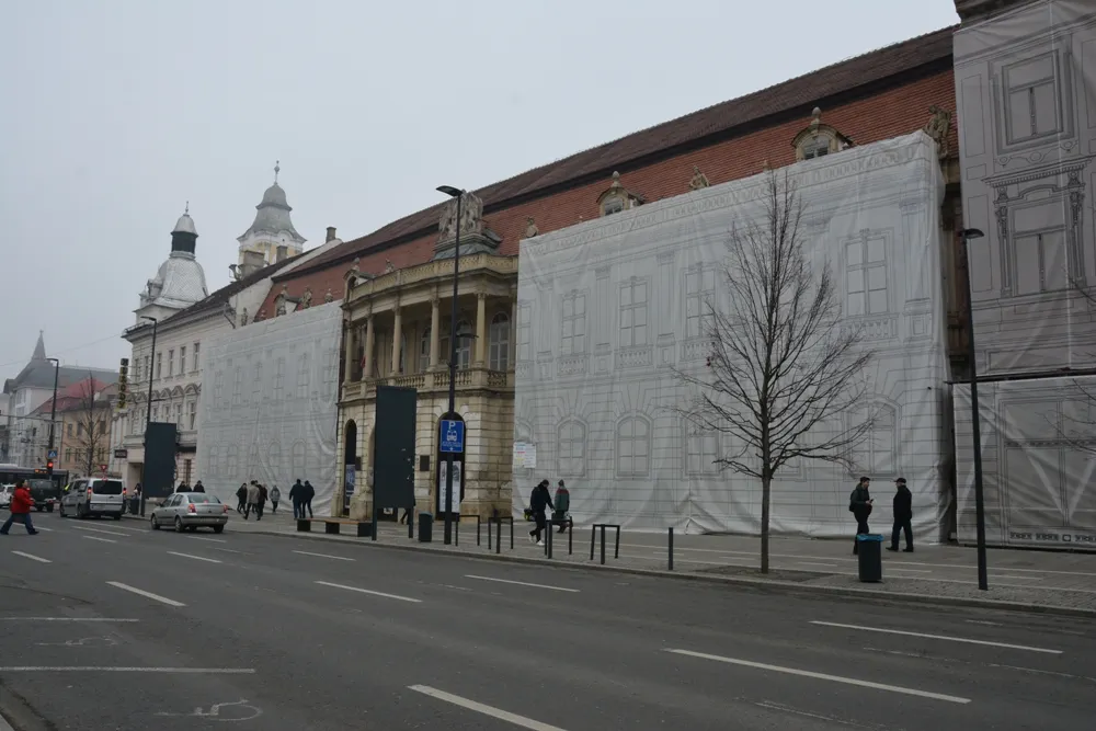 Un alt palat emblematic al Clujului începe să își recapete splendoarea