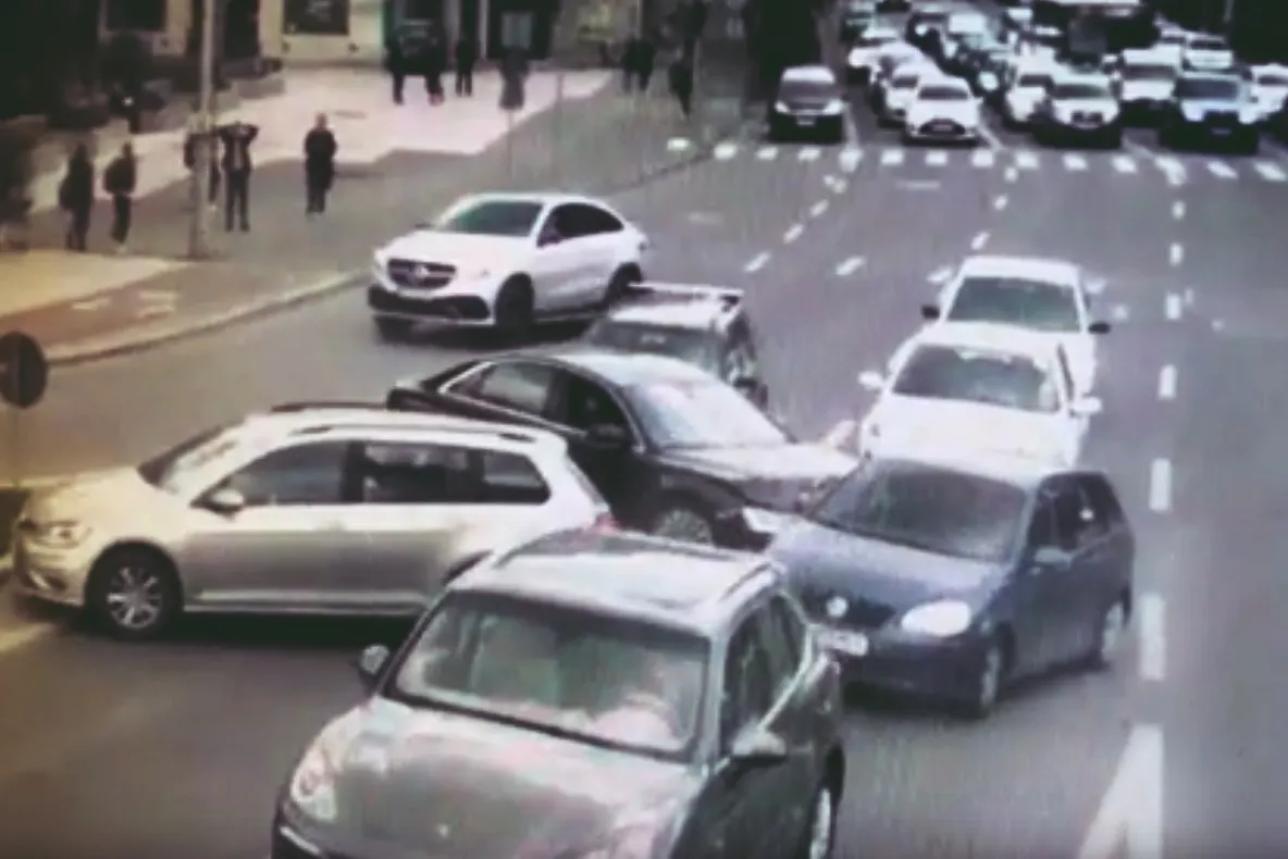 Accident cu patru maşini în Cluj! Două persoane au fost rănite (VIDEO CAMERE de SUPRAVEGHERE)