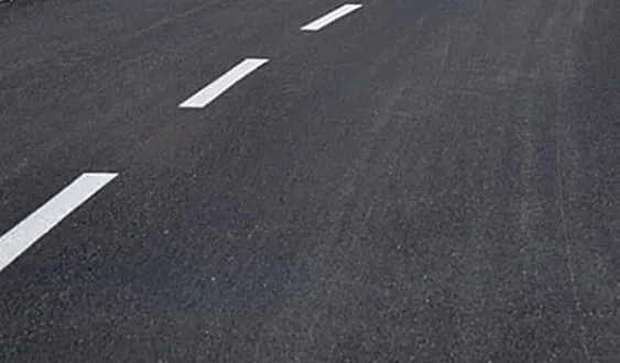 S-au demarat lucrările de asfaltare pe drumul de la Căianu