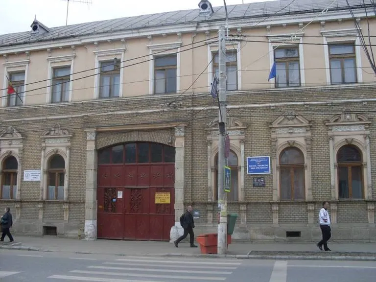 Acţiune a poliţiştilor la liceul “Ana Ipătescu”. Elevii au primit informaţii despre riscurile consumului de droguri, alcool sau tutun