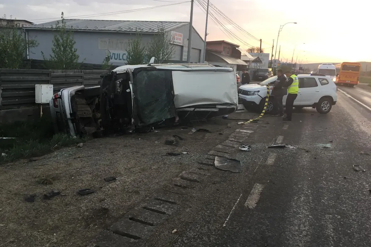 FOTO | Accident cu trei maşini! Două s-au răsturnat, iar şoferul vinovat a fugit de la faţa locului