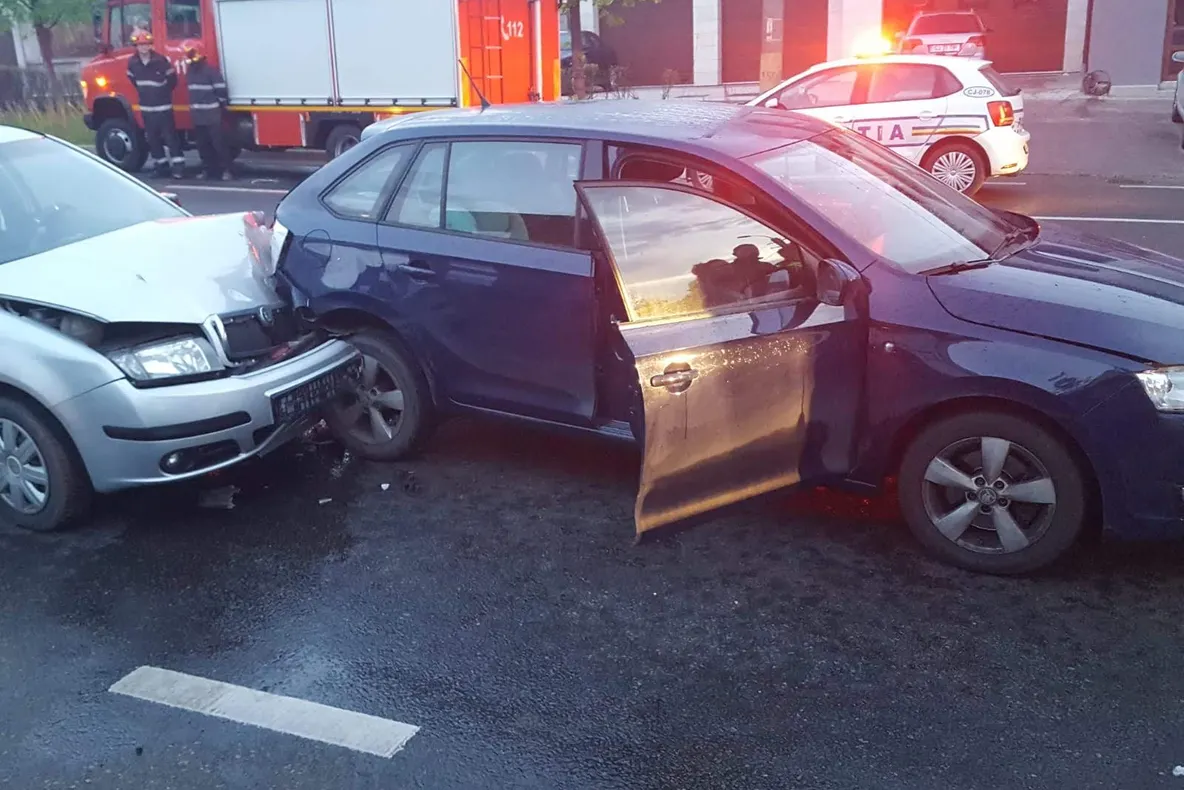 FOTO | Grav accident în Cluj! O persoană a fost lovită de două mașini
