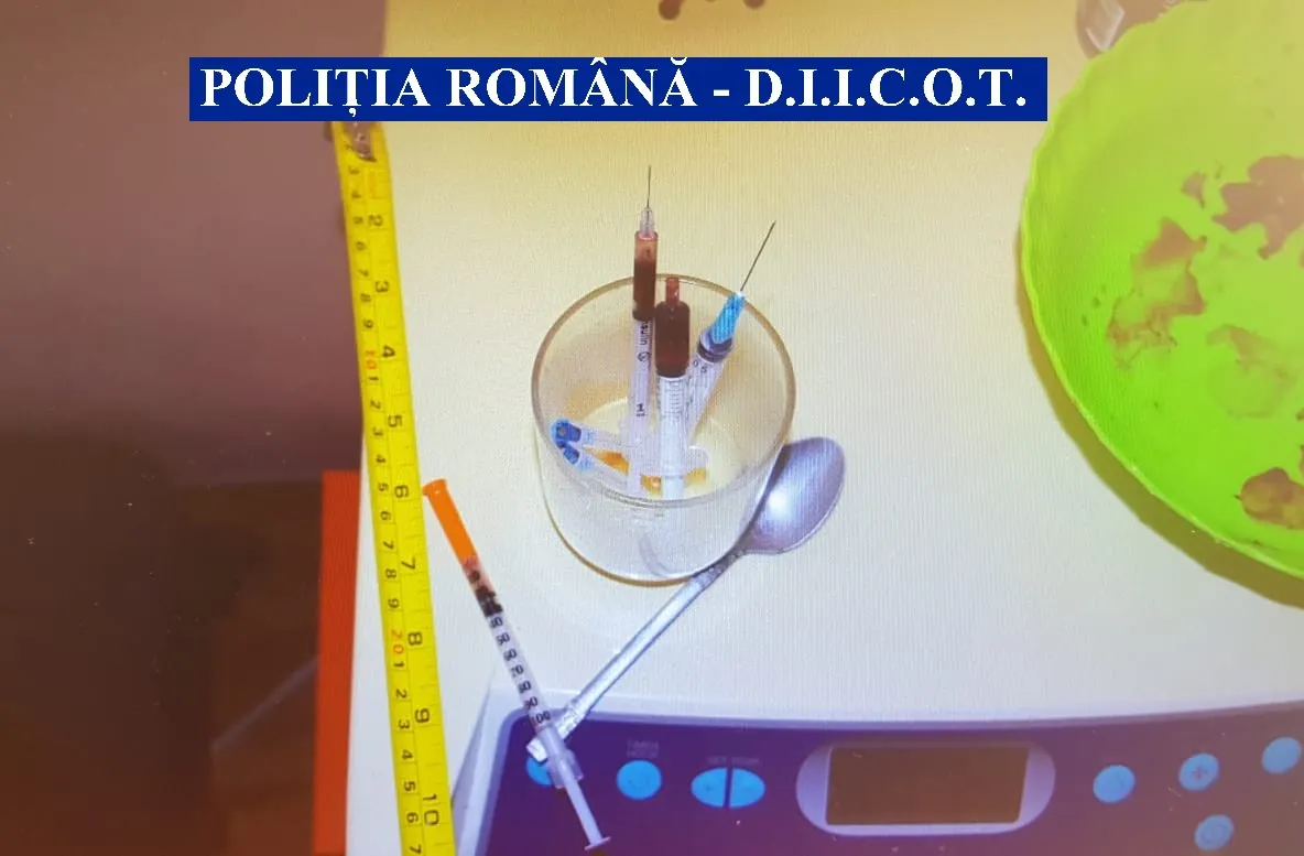Bărbaţi arestaţi pentru proxenetism şi trafic de persoane! Îşi drogau victimele cu heroină