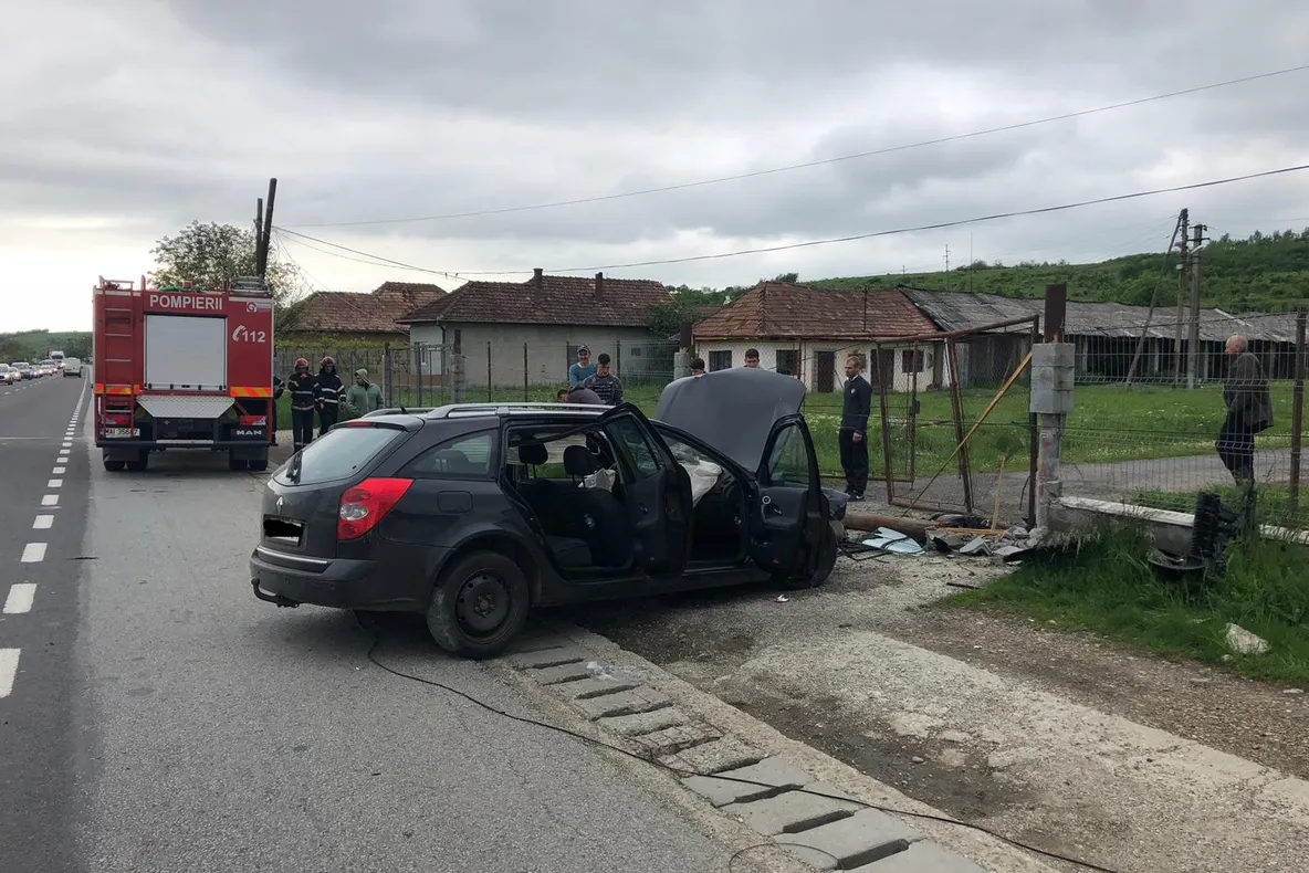 FOTO | Accident: două persoane rănite pe DN1C după explozia unui pneu