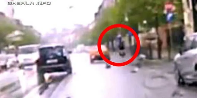 Bărbat lovit de o maşină pe trecerea de pietoni (VIDEO cameră de bord)