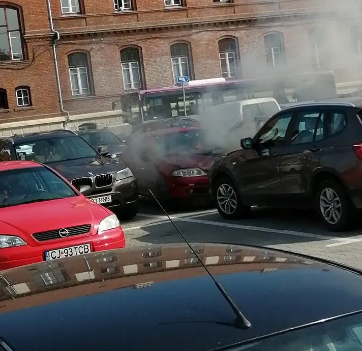 FOTO | Două maşini au fost distruse de un incendiu într-un parking din Cluj