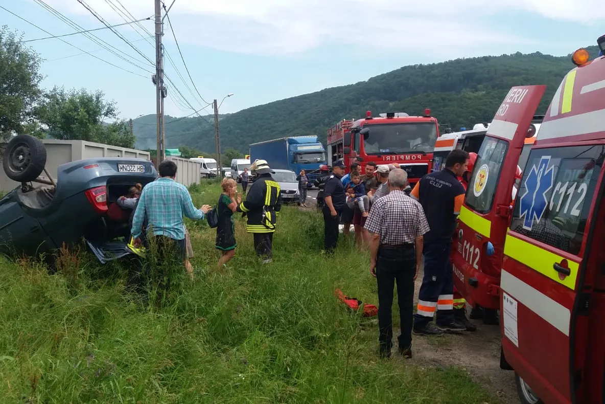 FOTO | Grav accident între Cluj şi Oradea! Patru victime după ce o maşină s-a răsturnat