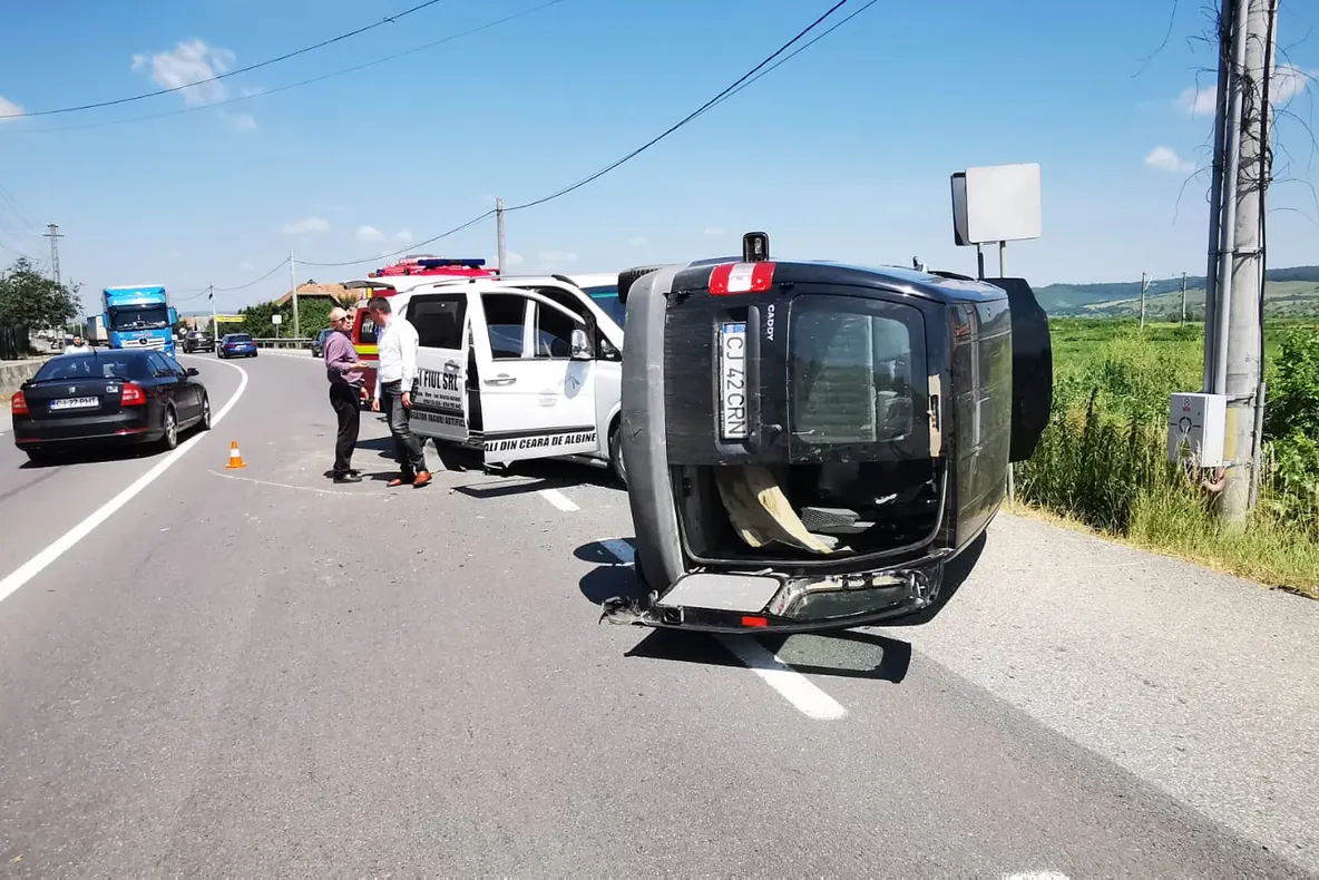 FOTO | Impact violent pe o şosea din Cluj! O persoană rănită şi o maşină răsturnată pe şosea