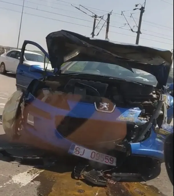 FOTO | Accident în Jucu! Două persoane au fost rănite