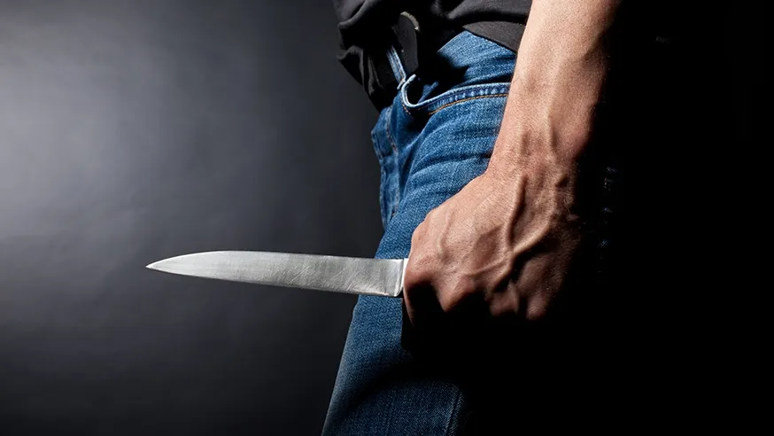 Femeie atacată cu un cuţit de fostul concubin! Poliţiştii dejeni au intervenit şi l-au reţinut pe agresor