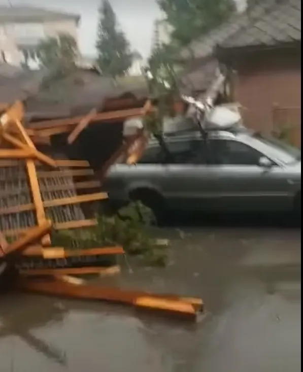 VIDEO | Prăpăd la Dej în urma unei vijelii anunţate prin RO-ALERT