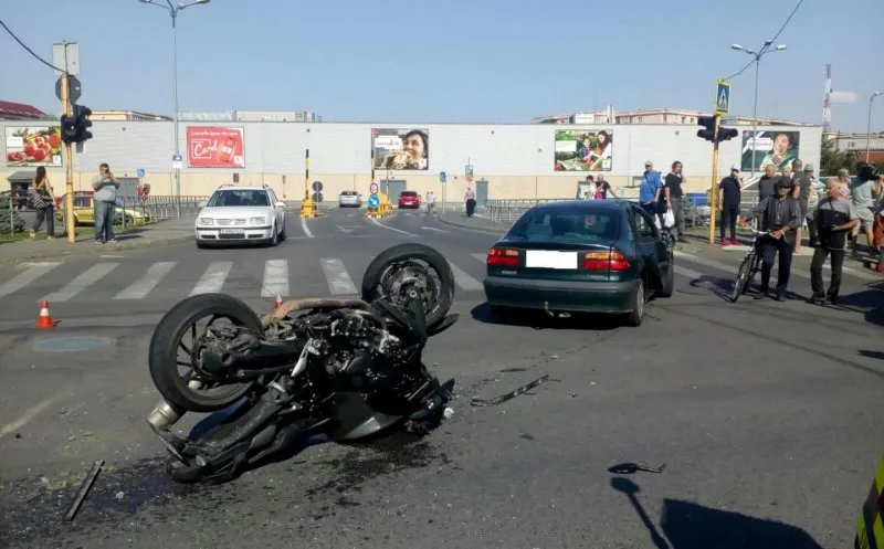 Motociclist rănit după ce a fost proiectat pe asfalt în urma unui accident din cartierul Mărăşti