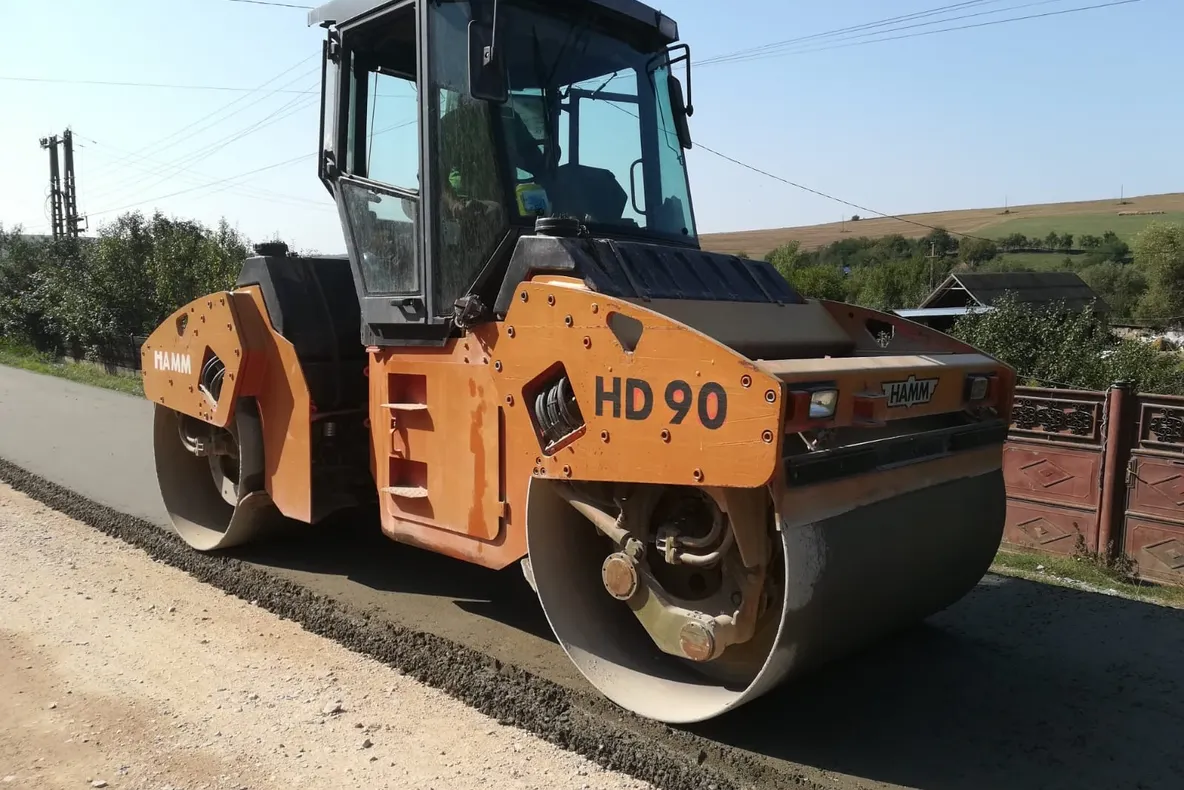 FOTO | Lucrări de întreținere în plină desfășurare pe drumul județean 161E Buza – Feldioara – Hodaie