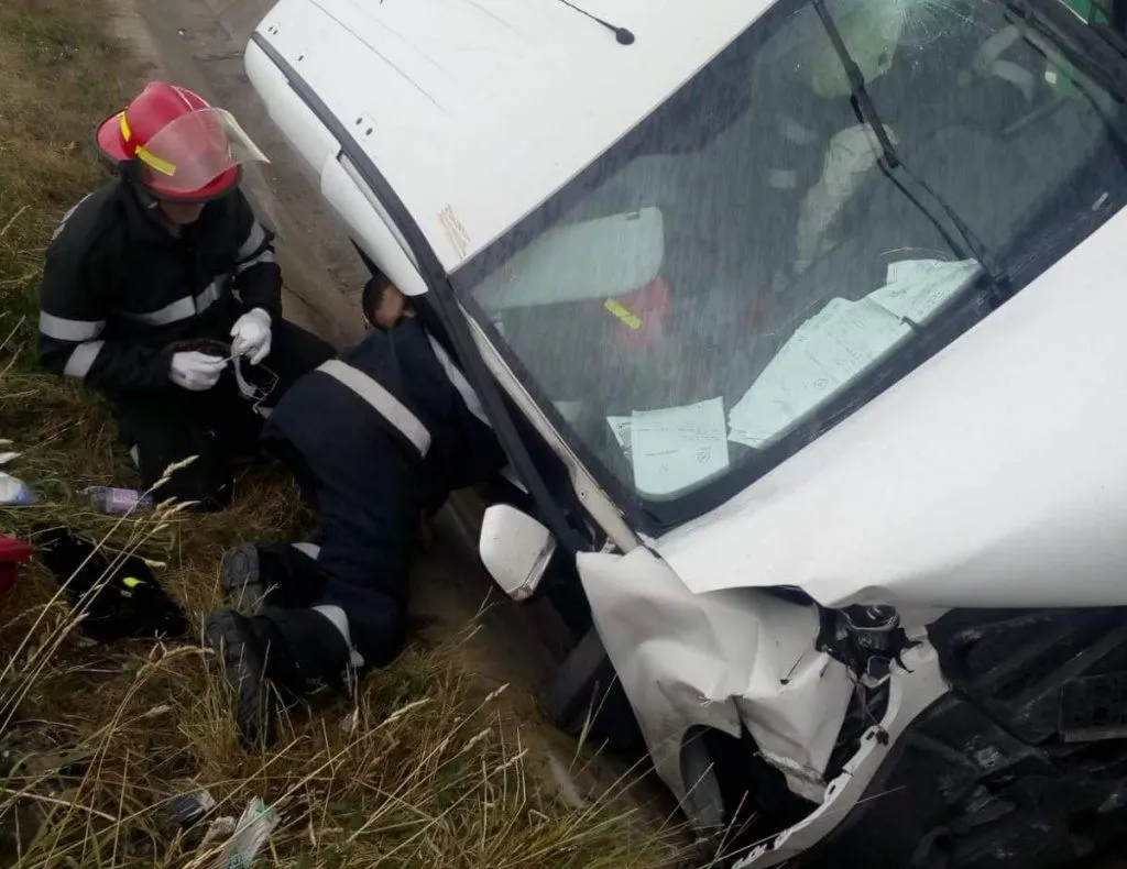 FOTO | Accident la ieşire din Cluj! Un bărbat a fost rănit după ce o maşină s-a oprit în şanţ