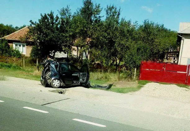 FOTO | Accident la ieşire din Livada! Impact violent între un autocar şi un autoturism