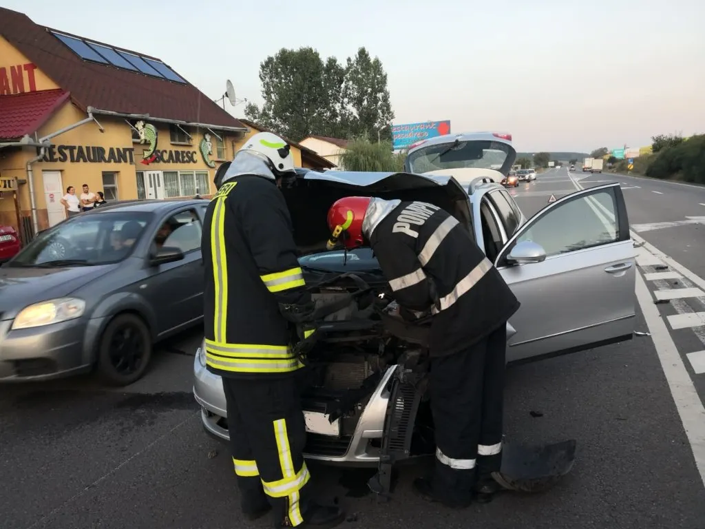 Trei persoane rănite şi trafic blocat în urma unui accident rutier din Vâlcele