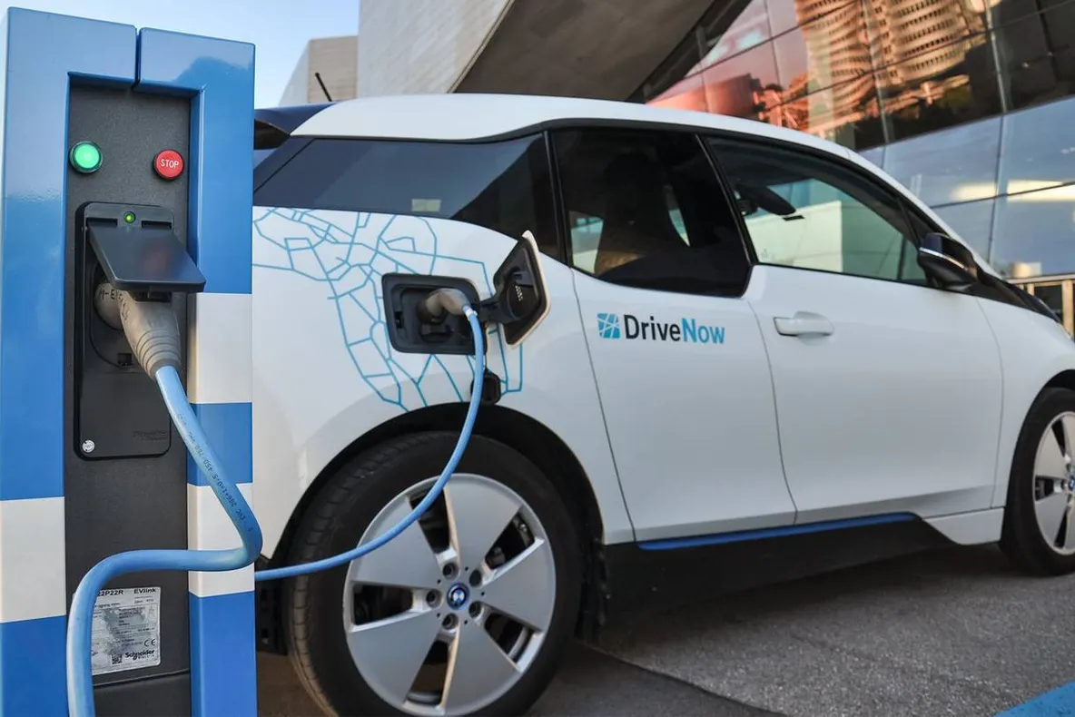 Clujul evoluează: taxiuri electrice pe străzile din oraş