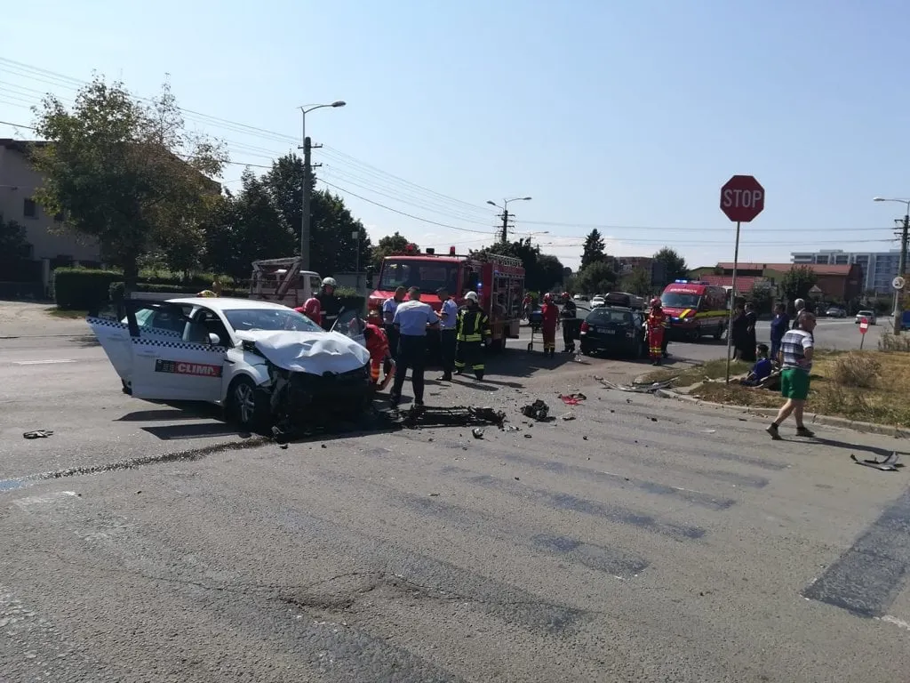 FOTO | 7 persoane rănite într-un grav accident petrecut în Cluj-Napoca