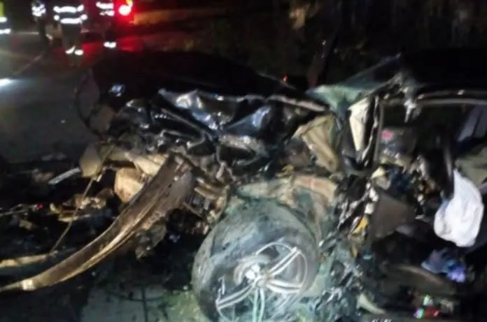 FOTO | Accident grav pe un drum judeţean din Cluj! Două maşini făcute praf şi un tânăr în stare gravă