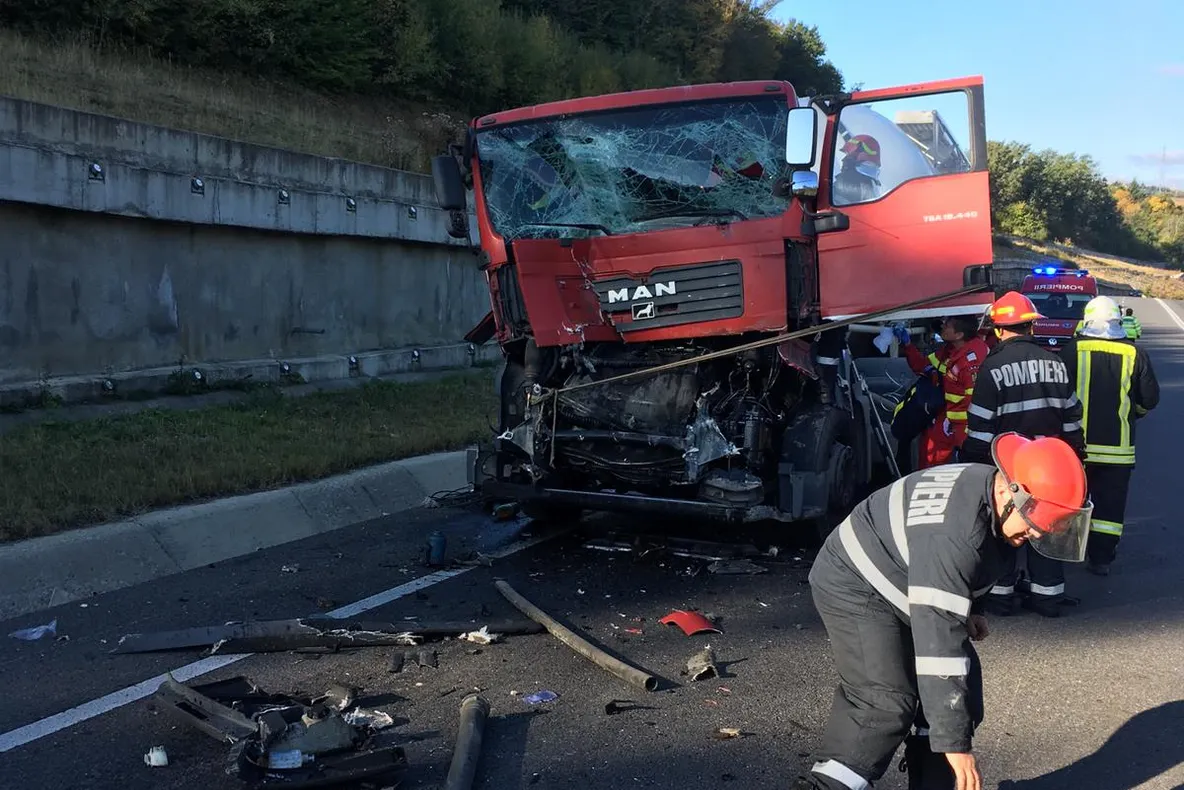 (VIDEO) Două autocamioane s-au ciocnit pe centura Apahida - Vâlcele! Un bărbat din Hunedoara a decedat