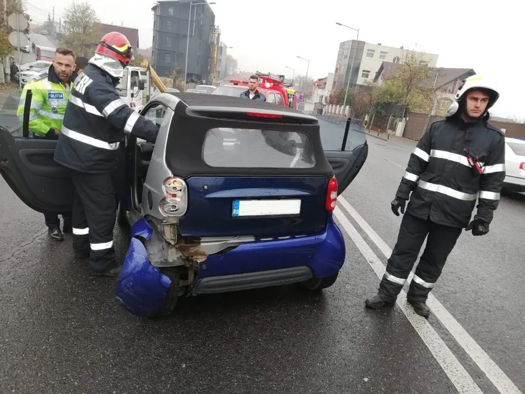 Un şofer a rămas încarcerat în urma unui accident petrecut pe Calea Turzii