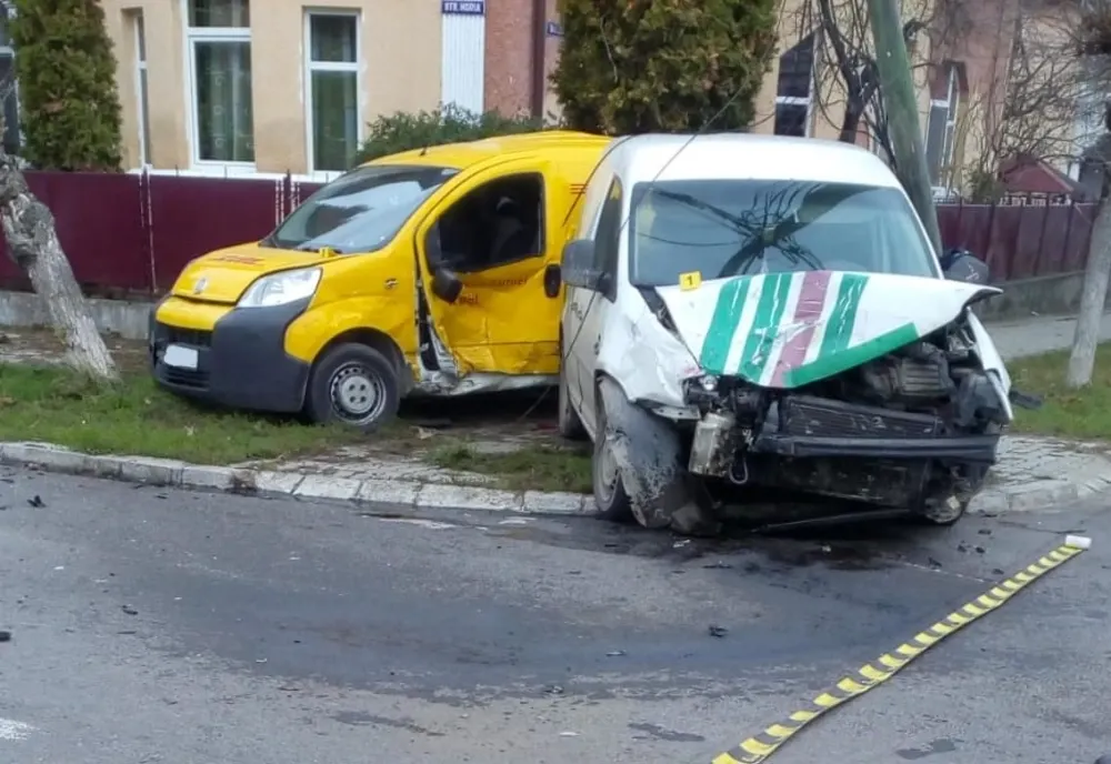FOTO | Accident cu două maşini în Dej! O persoană a fost grav rănită, alte două au scăpat cu răni uşoare
