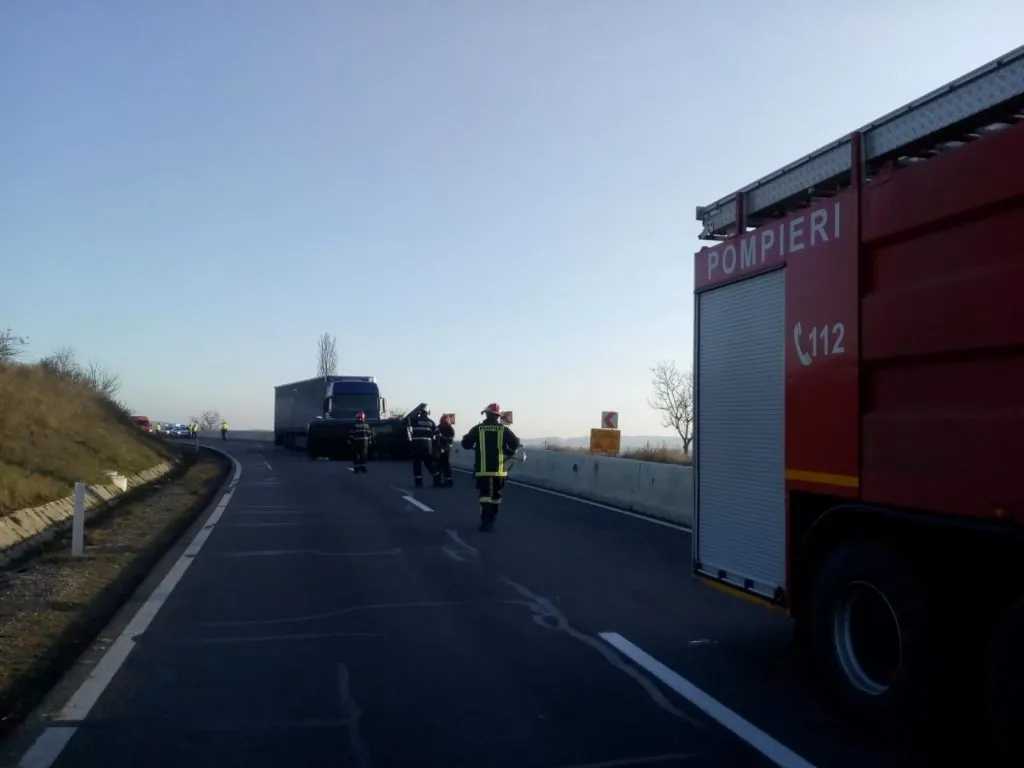 Trei persoane au fost rănite după ce o maşină s-a răsturnat pe raza localităţii Tureni