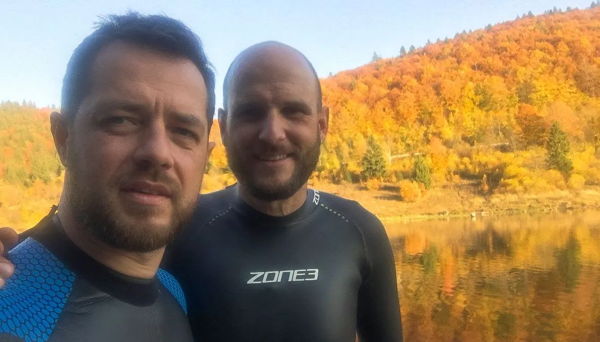 FOTO | Doi tineri din Cluj au înotat în cinci lacuri din România și au strâns zeci de mii de lei pentru copiii bolnavi de cancer