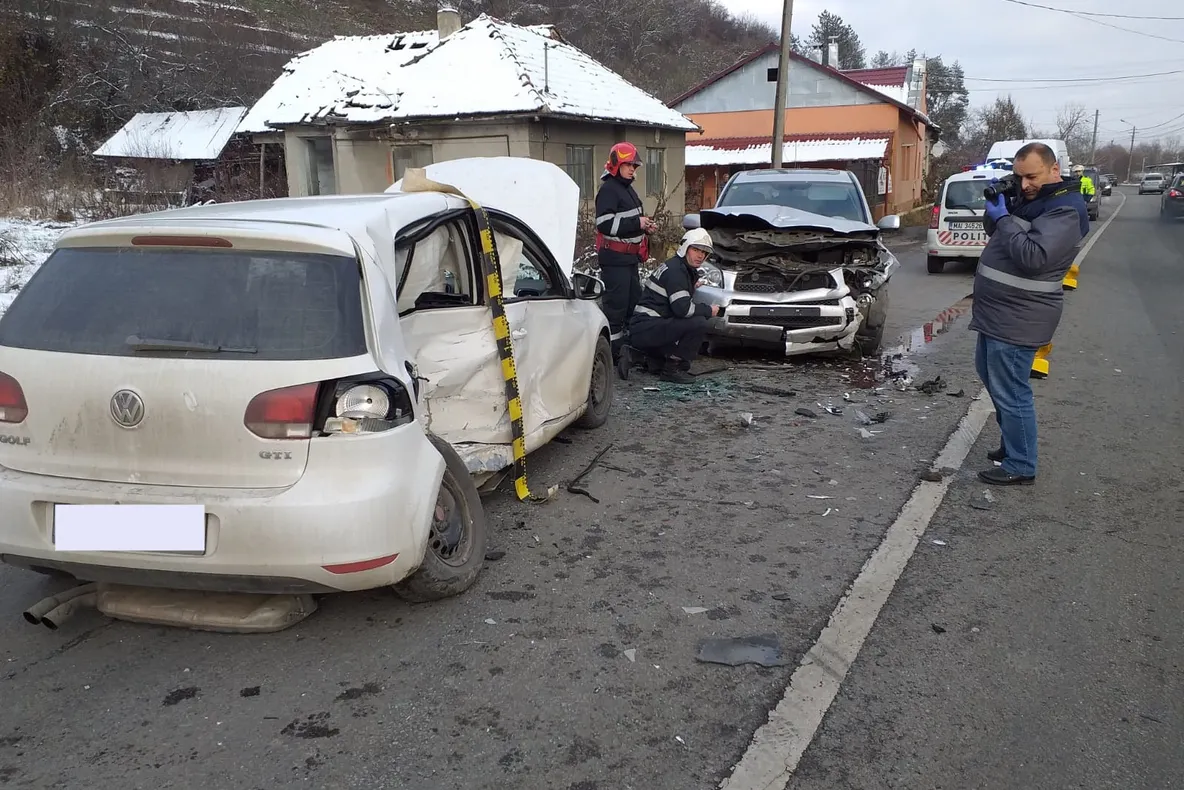 FOTO | Accident frontal cu două maşini în Dej! Trei oameni au ajuns la spital
